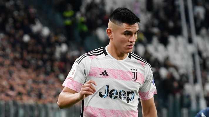 TURIN, ITALY - APRIL 02: Carlos Alcaraz of Juventus controls the ball during the Coppa Italia Semi-final match between Juventus and SS Lazio at Allianz Stadium on April 02, 2024 in Turin, Italy. (Photo by Chris Ricco - Juventus FC/Juventus FC via Getty Images)