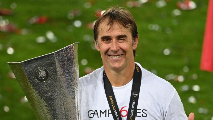COLOGNE, GERMANY - AUGUST 21: Julen Lopetegui, Head Coach of Sevilla celebrates with the UEFA Europa League Trophy following his team's victory in during the UEFA Europa League Final between Seville and FC Internazionale at RheinEnergieStadion on August 21, 2020 in Cologne, Germany. (Photo by Ina Fassbender/Pool via Getty Images)