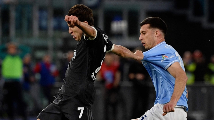 Juventus' Italian forward #07 Federico Chiesa fights for the ball with Lazio's Italian defender #15 Nicolo Casale during the Italian Serie A football match between Lazio and Juventus at the Olympic stadium in Rome, on March 30, 2024. (Photo by Filippo MONTEFORTE / AFP)
