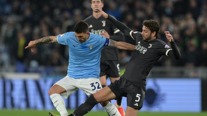 Lazio's Danilo Cataldi fights for the ball with Juventus' Manuel Locatelli during the Coppa Italia Semi final (leg 2 of  2)  soccer match between Lazio and Juventus at Rome's Olympic Stadium, Italy - Tuesday, April 23, 2024. Sport - Soccer . (Photo by Alfredo Falcone/LaPresse)