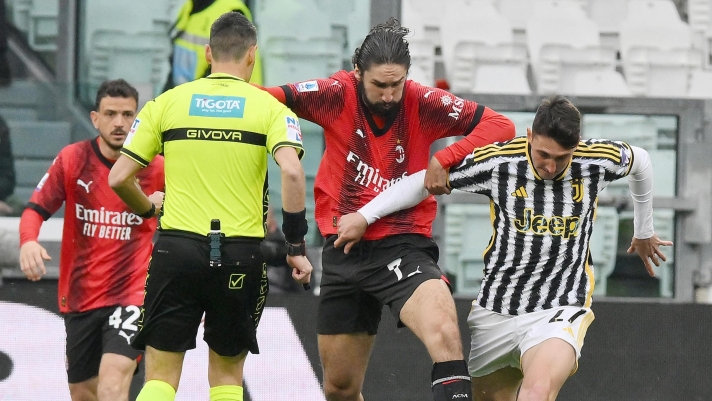 Juventus' Andrea Cambiaso and Milan's Yacine Adli in action during the italian Serie A soccer match Juventus FC vs AC Milan at the Allianz Stadium in Turin, Italy, 27 april 2024 ANSA/ALESSANDRO DI MARCO
