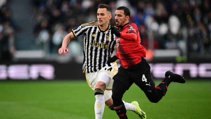 Juventus' Polish forward #14 Arkadiusz Milik fights for the ball with AC Milan's Algerian midfielder #04 Ismael Bennacer (R) during the Italian Serie A football match between Juventus and AC Milan at The Allianz Stadium in Turin on April 27, 2024. (Photo by MARCO BERTORELLO / AFP)