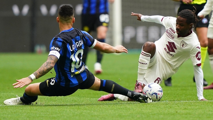 Inter?s Lautaro Martinez     fights for the ball  FC Torino's Adrien Tameze     during the Serie A soccer  match between Inter and Torino at the San Siro Stadium  , north Italy - Sunday 28 , April , 2024. Sport - Soccer . (Photo by Spada/LaPresse)