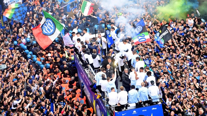 TOPSHOT - Inter Milan players and staff parade on a bus to celebrate the scudetto after the Italian Serie A football match between Inter Milan and Torino outside the San Siro Stadium in Milan,  on April 28, 2024. Inter clinched their 20th Scudetto with a 2-1 victory over AC Milan on April 22, 2024. (Photo by Piero CRUCIATTI / AFP)