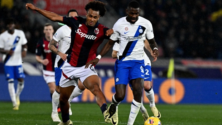 Bologna's Dutch forward #09 Joshua Zirkzee (L) fights for the ball Inter Milan's French forward #09 Marcus Thuram during the Italian Serie A football match between Bologna and Inter Milan at the Renato-Dall'Ara stadium in Bologna on March 9, 2024. (Photo by Gabriel BOUYS / AFP)