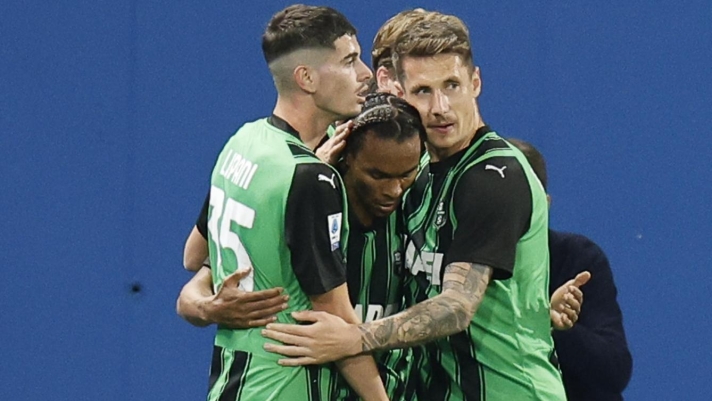 Sassuolo's  Armand  Laurientè      jubilates with his teammates after scoring the goal during the Italian Serie A soccer match US Sassuolo vs FC Inter at Mapei Stadium in Reggio Emilia, Italy, 4 May 2024. ANSA /ELISABETTA BARACCHI