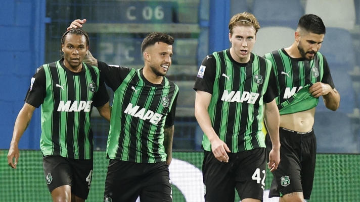 Sassuolo's Armand  Laurientè       jubilates with his teammates after scoring the goal during the Italian Serie A soccer match US Sassuolo vs FC Inter at Mapei Stadium in Reggio Emilia, Italy, 4 May 2024. ANSA /ELISABETTA BARACCHI