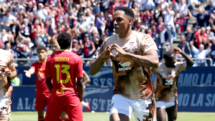CAGLIARI, ITALY - MAY 05: Yerry Mina of Cagliari celebrates his goal 1-0 during the Serie A TIM match between Cagliari and US Lecce at Sardegna Arena on May 05, 2024 in Cagliari, Italy. (Photo by Enrico Locci/Getty Images) (Photo by Enrico Locci/Getty Images)