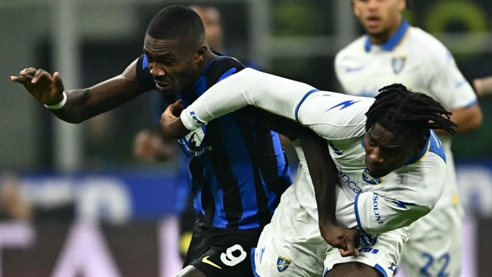TOPSHOT - Inter Milan's French forward #09 Marcus Thuram fights for the ball with Frosinone's Italian defender #05 Caleb Okoli during the Italian Serie A football match between Inter Milan and Frosinone at San Siro Stadium, in Milan on November 12, 2023. (Photo by GABRIEL BOUYS / AFP)