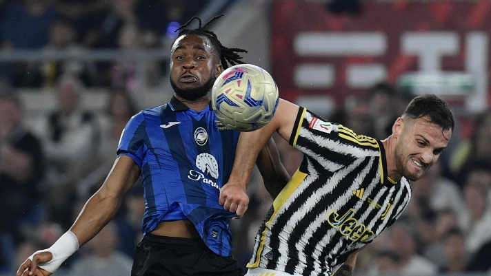 Atalanta's Nigerian forward #11 Ademola Lookman fights for the ball with Juventus' Italian defender #04 Federico Gatti during the Italian Cup Final between Atalanta and Juventus at the Olympic stadium in Rome on May 15, 2024. (Photo by Filippo MONTEFORTE / AFP)