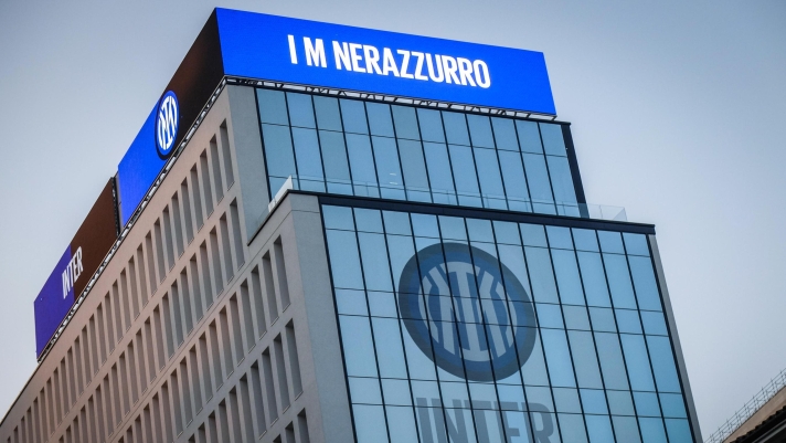 Il nuovo simbolo dell?Inter sulla sede di viale della Liberazione - Milano 30 Marzo 2021  Ansa/Matteo Corner