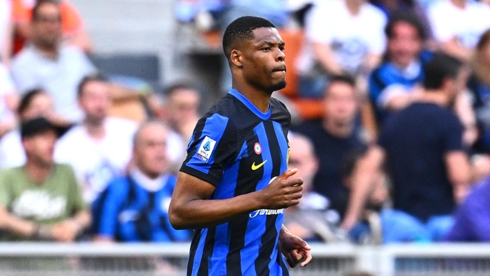 MILAN, ITALY - MAY 19: Denzel Dumfries of Inter in action during the Serie A TIM match between FC Internazionale and SS Lazio at Stadio Giuseppe Meazza on May 19, 2024 in Milan, Italy. (Photo by Mattia Ozbot - Inter/Inter via Getty Images)