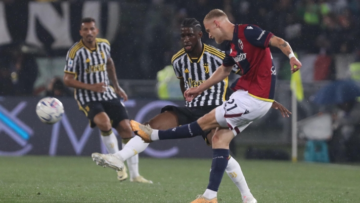 Bologna's Jens Odgaard  fights for the ball with Juventus's Samuel Illing-Junior during the Serie A soccer match between Bologna f.c. and Juventus f.c. at the Dall?Ara Stadium, Bologna, northern Italy - Monday, May 20, 2024. Sport - Soccer - (Photo Michele Nucci - LaPresse)
