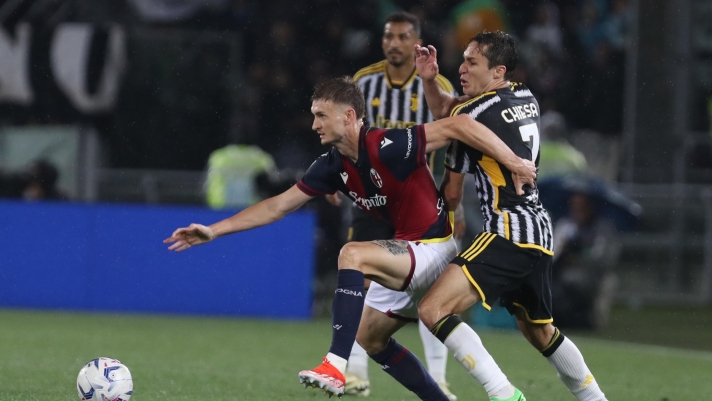 Bologna's Kacper Urbanski fights for the ball with Juventus's Federico Chiesa during the Serie A soccer match between Bologna f.c. and Juventus f.c. at the Dall?Ara Stadium, Bologna, northern Italy - Monday, May 20, 2024. Sport - Soccer - (Photo Michele Nucci - LaPresse)
