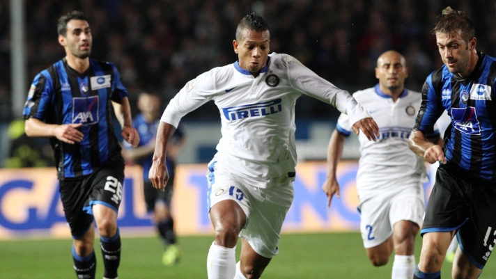 Inter Milan's Fredy Guarin, center, of Colombia, is challenged by Atalanta's Michele Canini, right, during a Serie A soccer match in Bergamo, Italy, Tuesday, Oct. 29, 2013. (AP Photo/Felice Calabro')