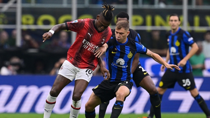 MILAN, ITALY - SEPTEMBER 16: Nicolo Barella of FC Internazionale, in action, battles for possession with Rafael Leao of AC Milan during the Serie A TIM match between FC Internazionale and AC Milan at Stadio Giuseppe Meazza on September 16, 2023 in Milan, Italy. (Photo by Mattia Ozbot - Inter/Inter via Getty Images)