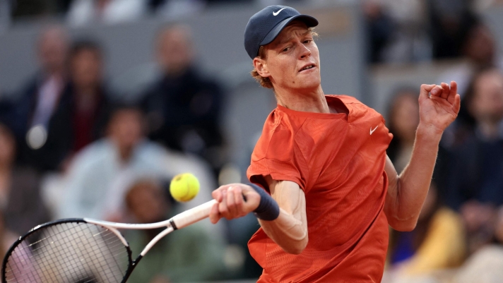 TOPSHOT - Italy's Jannik Sinner plays a forehand return to France's Corentin Moutet during their men's singles round of sixteen match on Court Philippe-Chatrier on day eight of the French Open tennis tournament at the Roland Garros Complex in Paris on June 2, 2024. (Photo by Alain JOCARD / AFP)