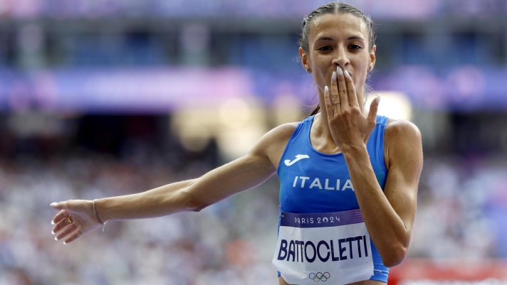 epa11519820 Nadia Battocletti of Italy reacts after competing in the Women 5000m heats in the Athletics competitions in the Paris 2024 Olympic Games, at the Stade de France stadium in Saint Denis, France, 02 August 2024.  EPA/FRANCK ROBICHON