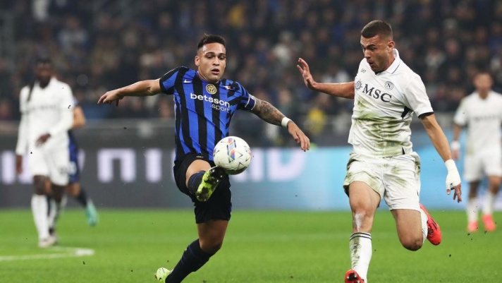 Lautaro Martinez of FC Internazionale controls the ball under pressure from Alessandro Buongiorno of Napoli during the Serie A match between FC Internazionale and Napoli at Stadio Giuseppe Meazza on November 10, 2024 in Milan, Italy. (Photo by Marco Luzzani/Getty Images)