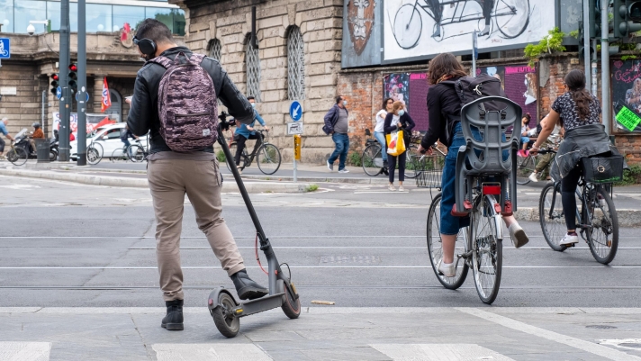 Milano - monopattini per le vie e sui marciapiedi della citta. Nella foto via Paolo Sarpi (Milano - 2021-05-19, Massimo Alberico) p.s. la foto e' utilizzabile nel rispetto del contesto in cui e' stata scattata, e senza intento diffamatorio del decoro delle persone rappresentate