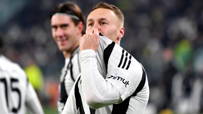 TURIN, ITALY - DECEMBER 17: Teun Koopmeiners of Juventus celebrates by kissing the badge on his shirt after scoring his team's second goal during the Coppa Italia match between Juventus FC and Cagliari Calcio at Allianz Stadium on December 17, 2024 in Turin, Italy. (Photo by Valerio Pennicino/Getty Images)