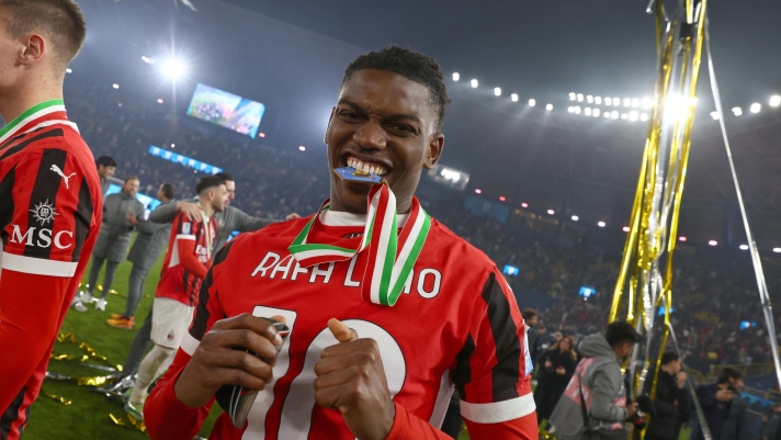 RIYADH, SAUDI ARABIA - JANUARY 06: Rafael Leao of AC Milan celebrates the victory after the Italian Super Cup Final match between FC Internazionale and AC Milan at the Al Awwal Park Stadium on January 06, 2025 in Riyadh, Saudi Arabia. (Photo by Giuseppe Cottini/AC Milan via Getty Images)