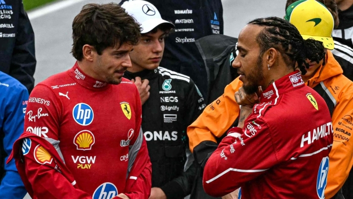 Ferrari's Monegasque driver Charles Leclerc (C-L) and Ferrari's British driver Lewis Hamilton (C-R) arrive with other drivers to pose for a group photo before the Australian Formula One Grand Prix at Albert Park Circuit in Melbourne on March 16, 2025. (Photo by Saeed KHAN / AFP) / -- IMAGE RESTRICTED TO EDITORIAL USE - STRICTLY NO COMMERCIAL USE --
