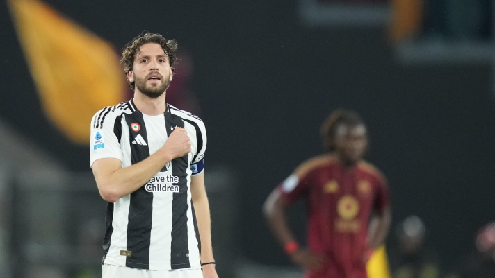 Juventus' Manuel Locatelli celebrates after scoring 0-1 during the Serie A EniLive soccer match between Roma and Juventus at the Rome's Olympic stadium, Italy - Sunday April 6, 2025 - Sport Soccer ( Photo by Alfredo Falcone/LaPresse )
