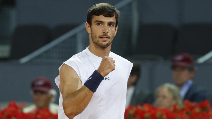 epa12066184 Lorenzo Musetti of Italy reacts as he plays against Alex de Minaur of Australia during their round of 16 tennis match at the Mutua Madrid Open tennis tournament in Madrid, Spain, 30 April 2025. EPA/JUANJO MARTIN