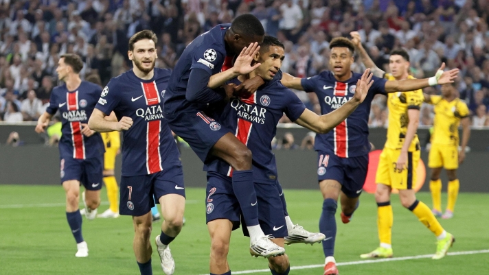 epa12147894 Achraf Hakimi (C) of PSG celebrates with teammate Ousmane Dembele after scoring the opening goal during the UEFA Champions League final between Paris Saint-Germain and Internazionale Milano in Munich, Germany 31 May 2025. EPA/RONALD WITTEK