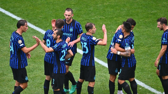 SEATTLE, WASHINGTON - JUNE 21: Valentin Carboni of FC Internazionale, Lautaro Martínez of FC Internazionale, Stefan De Vrij of FC Internazionale, Henrikh Mkhitaryan of FC Internazionale, Nicolo Barella of FC Internazionale celebrates victory at the and of the FIFA Club World Cup 2025 group E match between FC Internazionale Milano and Urawa Red Diamonds at Lumen Field on June 21, 2025 in Seattle, Washington. (Photo by Mattia Ozbot - Inter/Inter via Getty Images)