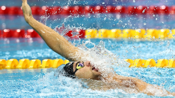 Kos fa il record mondiale nei 200 dorso, Ceccon si prende il primato italiano di Mora