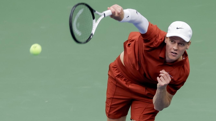 epa12360851 Jannik Sinner of Italy in action against Carlos Alcaraz of Spain during the men's singles final of the US Open Tennis Championships at the USTA Billie Jean King National Tennis Center in Flushing Meadows, New York, USA, 07 September 2025. EPA/BRIAN HIRSCHFELD