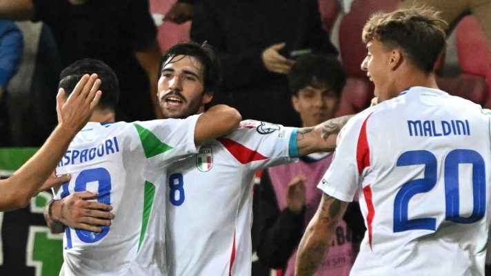 Italy's midfielder #08 Sandro Tonali celebrates with team mates after scoring the 4-5 winning goal during the 2026 World Cup qualifiers Europe zone group I football match between Israel and Italy on September 8, 2025 in Debrecen, Hungary. (Photo by Attila KISBENEDEK / AFP)