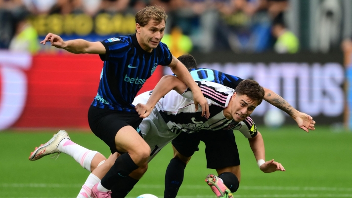 Inter Milan's Italian midfielder #23 Nicolo Barella (L) fights for the ball with Juventus' Turkish forward #10 Kenan Yildiz (R) during the Italian Serie A football match between Juventus and Inter Milan at the Allianz stadium in Turin, northern Italy, on September 13, 2025. (Photo by MARCO BERTORELLO / AFP)