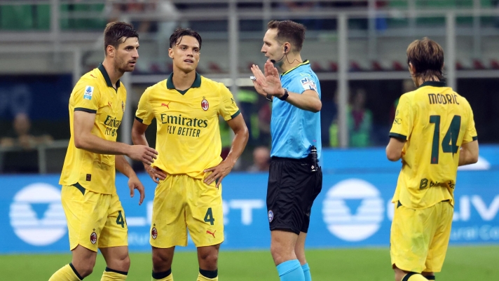 The referee Matteo Marcenaro (C) speaks during the Italian serie A soccer match between Milan and Bologna  at Giuseppe Meazza stadium in Milan, 14 September  2025. ANSA / MATTEO BAZZI