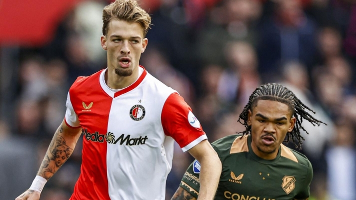Feyenoord's Dutch midfielder Luciano Valente (L) and Utrecht's Belgian midfielder #27 Alonzo Engwanda fight for the ball during the Dutch Eredivisie football match between Feyenoord and FC Utrecht at The Feyenoord "De Kuip" Stadium in Rotterdam on October 5, 2025. (Photo by MAURICE VAN STEEN / ANP / AFP) / Netherlands OUT