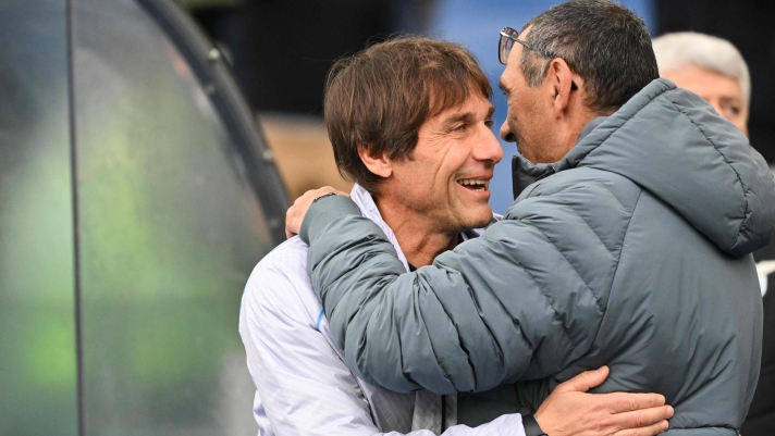Napolis Italian coach Antonio Conte (L) and Lazios Italian head coach  Maurizio Sarri (R) greet each other prior to the start of the Italian Serie A football match between Lazio and Napoli at The Olympic Stadium in Rome on January 4, 2026. (Photo by Alberto PIZZOLI / AFP)