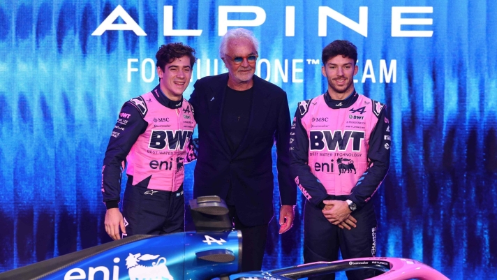 (From L) Alpine's Argentinian driver Franco Colapinto, Alpine's Executive Advisor Flavio Briatore and Alpine's French driver Pierre Gasly pose on stage next to Alpine new F1 car during the presentation of Alpine season on January 23, 2026 in Barcelona. (Photo by Josep LAGO / AFP)
