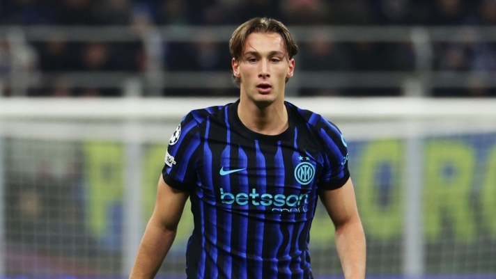 MILAN, ITALY - JANUARY 20: Francesco Pio Esposito of FC Internazionale, in action, looks on during the UEFA Champions League 2025/26 League Phase MD7 match between FC Internazionale Milano and Arsenal FC at Stadio San Siro on January 20, 2026 in Milan, Italy. (Photo by Francesco Scaccianoce - Inter/Inter via Getty Images)