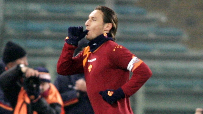 © saya-rosi-ingenito / lapresse 21-12-2005 serie A tim partite: lecce-lazio messina-reggina roma-chievo - © Marco Rosi \ LaPresse
21-11-2005 Roma
sport - calcio
campionato serie A TIM stagione 2005-2006   Roma -  Chievo Verona
Nella foto l'esultanza di Francesco Totti dopo la seconda rete




 - Fotografo: saya-rosi-ingenito