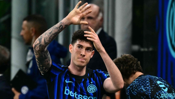 Inter Milan's Italian defender #95 Alessandro Bastoni greets supporters as he leaves the pitch during the Italian Serie A football match between Inter Milan and AS Roma at San Siro stadium in Milan, on April 5, 2026. (Photo by Stefano RELLANDINI / AFP)