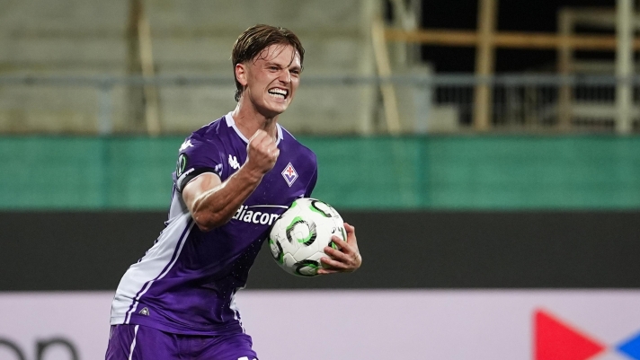 FiorentinaÕs Albert Gudmundsson celebrates after scoring the 1-1 goal for his team during the UEFA Conference League 2025/2026 Quarter-finals 2nd leg soccer match between Fiorentina and Crystal Palace at Artemio Franchi Stadium of Florence, North Italy - Thurday April 16, 2026 (Photo by Massimo Paolone/LaPresse)