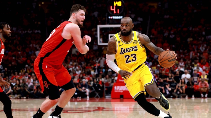  LeBron James #23 of the Los Angeles Lakers drives to the basket during overtime of the game against Alperen Sengun #28 of the Houston Rockets at Toyota Center on April 24, 2026 in Houston, Texas. NOTE TO USER: User expressly acknowledges and agrees that, by downloading and or using this photograph, User is consenting to the terms and conditions of the Getty Images License Agreement.   Kenneth Richmond/Getty Images/AFP (Photo by Kenneth Richmond / GETTY IMAGES NORTH AMERICA / Getty Images via AFP)