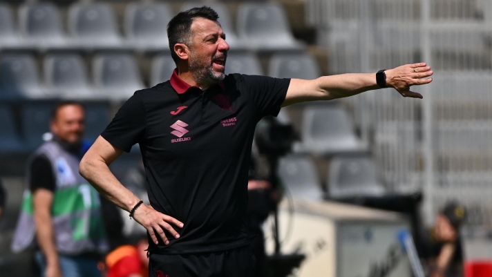  Coach Roberto D'Aversa of Torino FC reacts during the Serie A match between US Cremonese and Torino FC at Stadio Giovanni Zini on April 19, 2026 in Cremona, Italy. (Photo by Marco M. Mantovani/Getty Images)