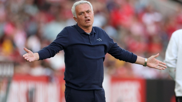 SL Benfica's Portuguese head coach Jose Mourinho gestures on the touchline during the Portuguese League football match between SL Benfica and Moreirense FC at Luz Stadium in Lisbon on April 25 , 2026. (Photo by PATRICIA DE MELO MOREIRA / AFP)