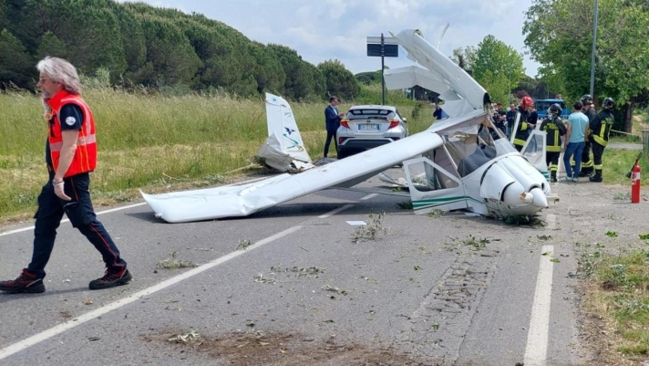 Un piccolo aereo da turismo con due persone a                  bordo, decollato stamattina dall'aeroporto di Tassignano                  (Lucca), è precipitato e ha compiuto un atterraggio di                  fortuna, intorno alle 14, sulla vecchia Aurelia a Cecina                  (Livorno), all'altezza di via dei Parmigiani, colpendo un'auto                  che stava transitando, 09 maggio 2026. Illese le due persone a bordo dell'ultraleggero,                  marito e moglie, e anche il conducente dell'auto non ha                  riportato ferite. Colpiti nell'atterraggio anche dei cavi                  elettrici. ANSA/ENRICO PARADISI