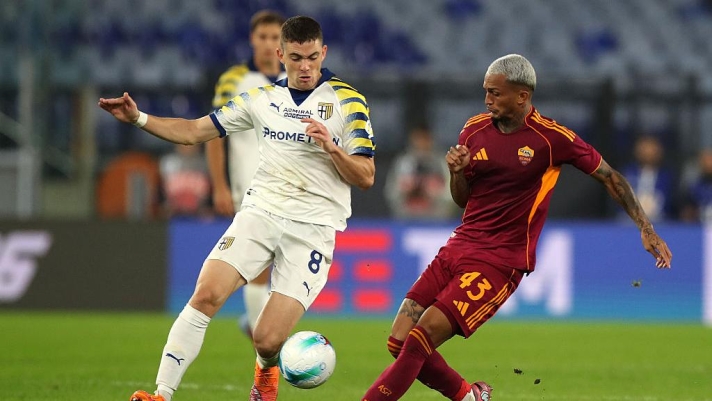  Franca Lima Wesley of AS Roma competes for the ball with Nahuel Estevez of Parma Calcio 1913 during the Serie A match between AS Roma and Parma Calcio 1913 at Stadio Olimpico on October 29, 2025 in Rome, Italy. (Photo by Paolo Bruno/Getty Images)