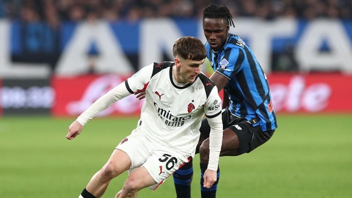  Alexis Saelemaekers of AC Milan competes for the ball with Odilon Kossounou of Atalanta BC during the Serie A match between Atalanta BC and AC Milan at New Balance Arena on October 28, 2025 in Bergamo, Italy. (Photo by Marco Luzzani/Getty Images)