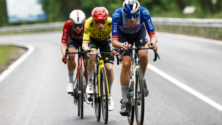 Giro d'Italia 2026 - 109th Edition - 2nd Stage Burgas - Veliko Tarnovo 221km - 09/05/2026 - Giulio Pellizzari (ITA - Red Bull - BORA - hansgrohe) - Jonas Vingegaard Hansen (DEN - Team Visma | Lease a Bike) - Lennert Van Eetvelt (BEL - Lotto Intermarche) - photo Luca Bettini/SprintCyclingAgency©2026 - Giro d'Italia 2026 - 109th Edition - 2nd Stage Burgas - Veliko Tarnovo 221km - 09/05/2026 - Giulio Pellizzari (ITA - Red Bull - BORA - hansgrohe) - Jonas Vingegaard Hansen (DEN - Team Visma | Lease a Bike) - Lennert Van Eetvelt (BEL - Lotto Intermarche) - photo Luca Bettini/SprintCyclingAgency©2026 - fotografo: bettini